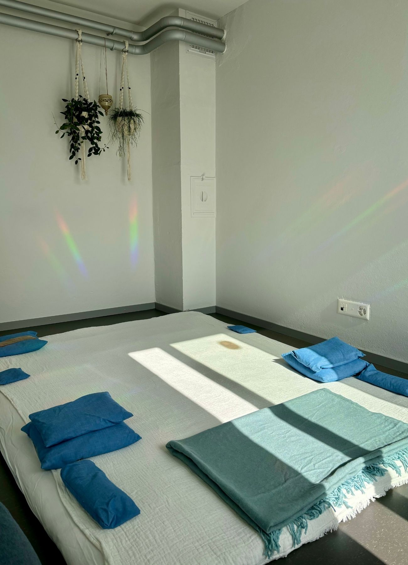 Behandlungsmatte im Praxisraum für psychomotorische Körpertherapie, Nervensystemregulation und energetische Begleitung bei Frauen und Kindern